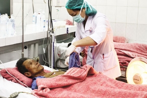 Khi bệnh viện phải kí nợ cho bệnh nhân nghèo