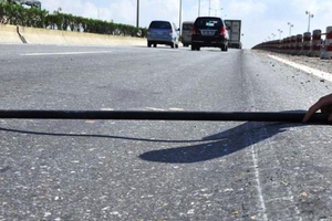 Xuất hiện "luống khoai" trên cầu Thanh Trì