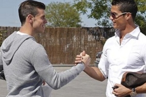 Cristiano Ronaldo chào đón Bale đến sân tập Real