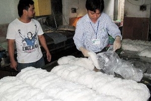Xử phạt 4 cơ sở làm bún có sử dụng chất Tinopal