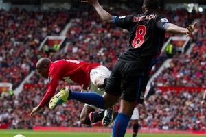 Moyes chỉ trích Young, Mourinho "đá xoáy" trọng tài