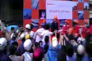 Xấu hổ với hình ảnh tranh cướp áo mưa của người Việt!