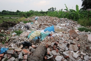 Dân bức xúc vì rác thải xây dựng đổ đầy đường