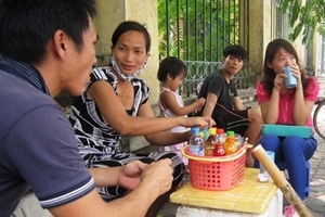 100% nước uống bày bán tại vỉa hè nhiễm khuẩn độc: Vẫn vô tư uống