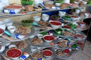 Làng ăn… thịt sống!