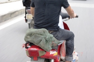 Hoang mang tin đồn hàng tạ cua độc đổ xuống mương