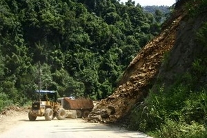 Kon Tum: Sạt lở nhiều tuyến đường, 4 xã bị cô lập