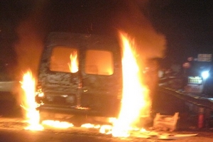 Nghi bị chập điện, 1 xe khách biến thành than