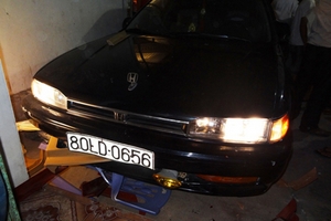 Kinh hoàng xe điên cuốn 3 cháu nhỏ đang chơi trung thu vào gầm