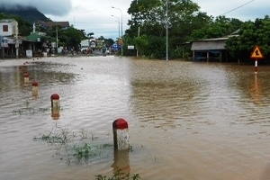Nhiều tuyến đường bị ách tắc, hư hỏng nặng sau bão