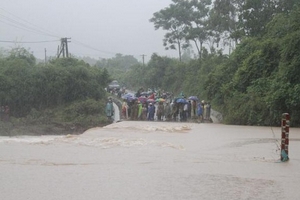 Vụ xe ô tô bị cuốn trôi tại Nghệ An: Vẫn chưa tìm thấy chiếc xe và thi thể các nạn nhân