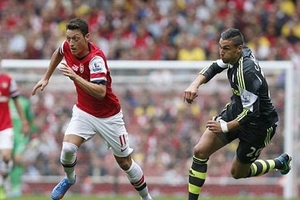 Man City vùi dập M.U, Oezil đưa Arsenal lên đỉnh