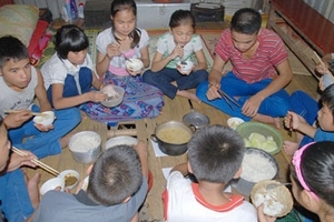 Cám cảnh nhà nghèo lo đồng phục cho con