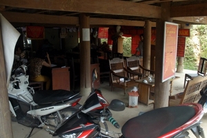 Lai Châu: Cán bộ xã phải làm việc trong... gầm sàn