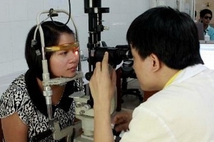 Bệnh đau mắt đỏ đang diễn biến phức tạp tại Hà Nội