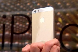 iPhone 5S màu vàng bị "hét" giá lên tới 10.000 USD