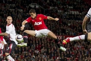 Chicharito khiến Luis Suarez lu mờ trong ngày trở lại