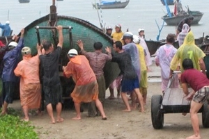 Bão số 10: Các tỉnh miền Trung cấm tàu thuyền ra khơi