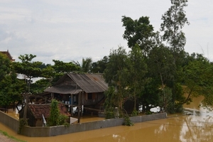 Nghệ An: Hàng ngàn người dân mắc kẹt trong lũ