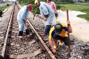 Cơn bão số 10 làm chia cắt đường sắt Bắc-Nam