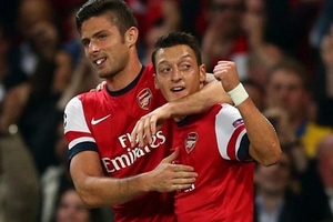 Mesut Oezil nổ súng giúp Arsenal độc chiếm ngôi đầu