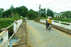 Quảng Trị: Hiểm nguy rình rập tại cầu Nam Thạch Hãn