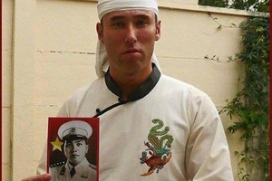 Thanh niên người Pháp chít khăn trắng để chịu tang Đại tướng Võ Nguyên Giáp