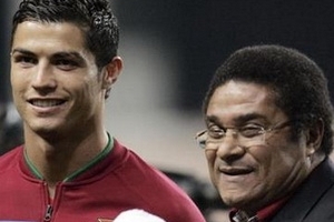 Ronaldo an ủi huyền thoại Eusebio khi xô đổ kỷ lục