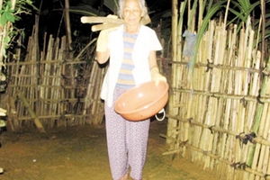 Cụ bà 80 tuổi đi bốc hài cốt tích đức mong con gái trở về