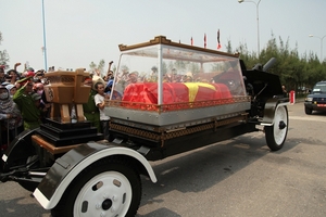 Tường thuật trực tiếp: Đoàn xe rước linh cữu Đại tướng di chuyển về Vũng Chùa