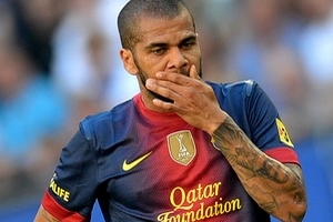 Barca bán Dani Alves và Alex Song vào mùa Hè tới?