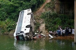 Đã trục vớt được chiếc xe khách gặp nạn tại Yên Bái