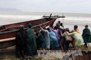 2 thiếu niên ở Thừa Thiên-Huế bị sóng cuốn ra biển