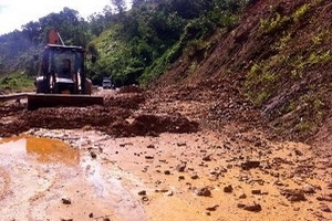 Tập trung khắc phục sạt lở, sớm thông quốc lộ 8A
