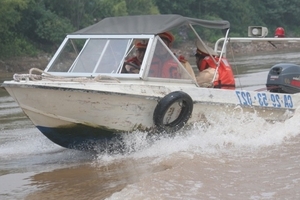 CSGT đường thủy tích cực tìm kiếm thi thể nạn nhân bị chủ thẩm mỹ viện ném xuống sông