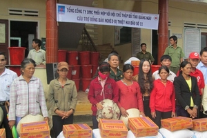 Ủng hộ đồng bào Quảng Ngãi khắc phục hậu quả bão số 11