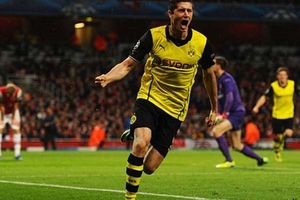 Arsenal bị sốc, Milan-Barcelona bất phân thắng bại