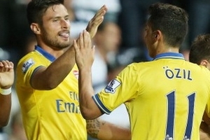 Arsenal vững ngôi đầu, M.U ngược dòng hạ Stoke 3-2