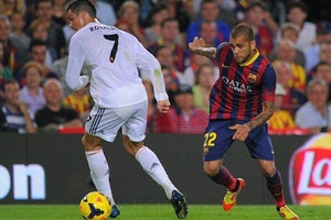 Video Dani Alves khiến Cristiano Ronaldo bẽ mặt