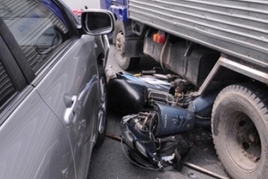 Xe tải tông một loạt xe máy đang dừng đèn đỏ