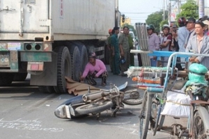 Va quẹt với xe xích lô, một người bị xe container cán tử vong