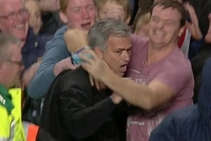 Mou "phát cuồng" vì Torres, Pellegrini từ chối bắt tay