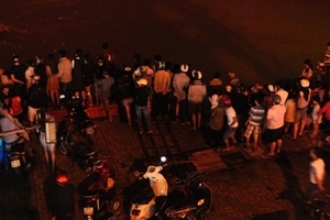 Khuyên chồng bỏ cá độ bóng đá không được, vợ nhảy cầu tự tử