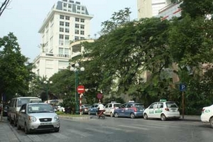 Hà Nội: Đường lịch sử 19/12 sắp thành bãi trông xe