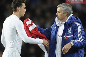 Arsene Wenger nổi giận, Oezil tặng áo cho Mourinho