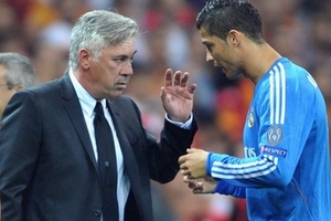 Wenger vui sướng, Ancelotti trách móc hàng thủ Real