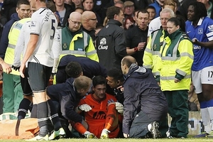 Video pha va chạm khiến thủ môn Tottenham bất tỉnh