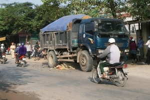 Thanh Hóa: Chết thảm dưới gầm xe tải