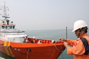 Đưa ngư dân gặp nạn trên biển vào bờ cấp cứu
