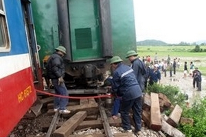 Lào Cai: Tàu hàng trật bánh, hàng nghìn khách nhỡ tàu